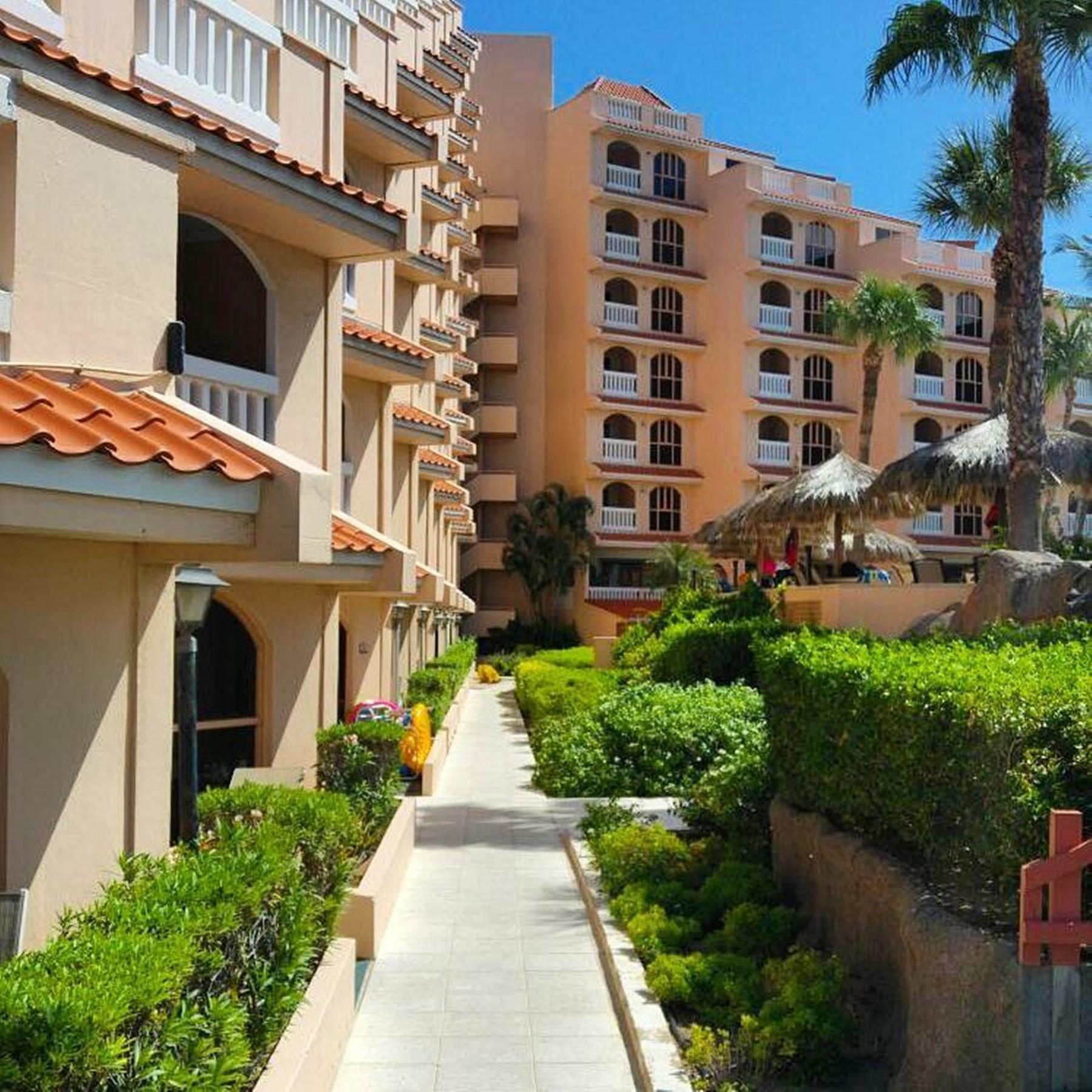 Playa Linda Beach Resort Palm Beach Exterior photo